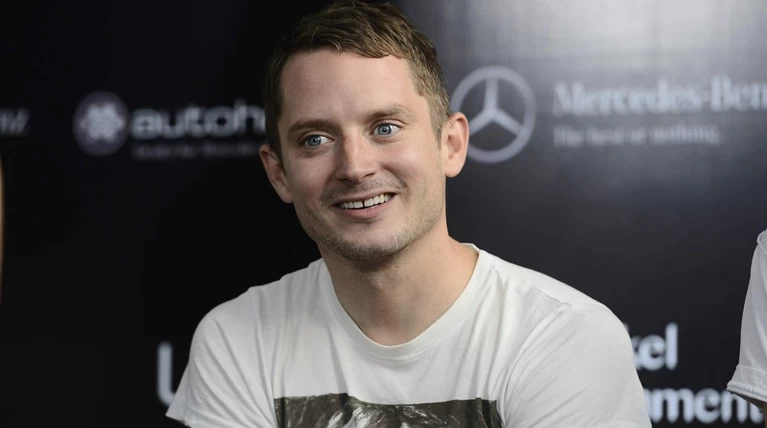 O Elijah Wood καταγγέλλει κυκλώματα παιδεραστίας στο Χόλιγουντ