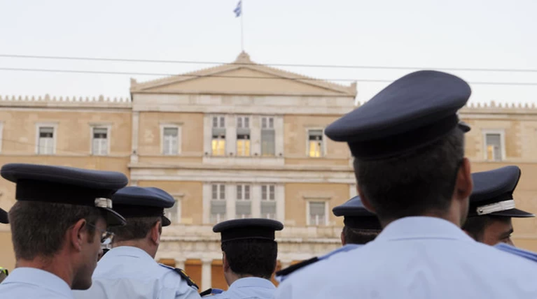 Ενστολοι κατά κυβέρνησης: Παίζουν παιχνίδια με τους μισθούς μας