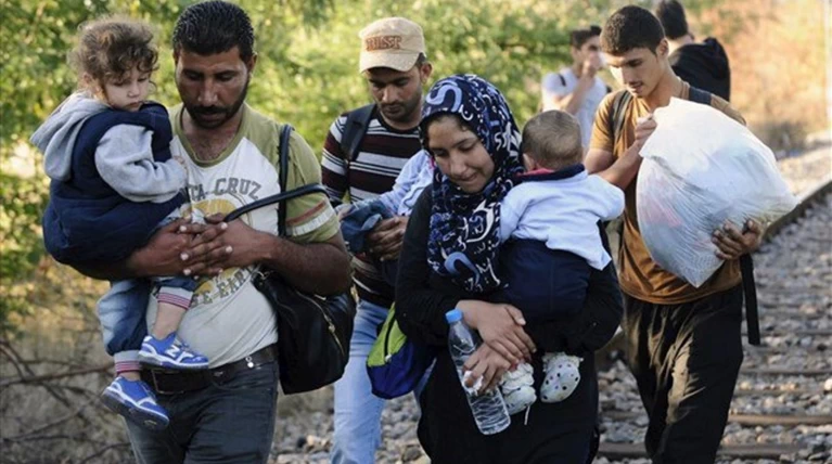Δεν πάνε στα κέντρα φιλοξενίας, φεύγουν με τα πόδια