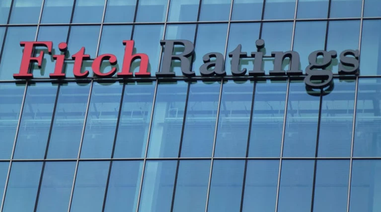 Fitch: Δύσκολο για την Αθήνα να εφαρμόσει πολιτικά αμφιλεγόμενα μέτρα