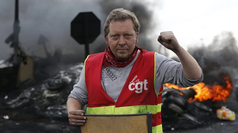 Στο «κόκκινο» η Γαλλία: Απεργούν και οι εργαζόμενοι στα πυρηνικά εργοστάσια