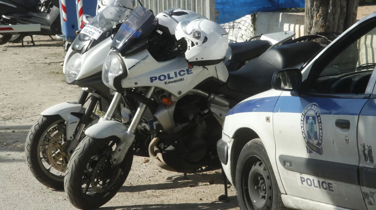 Συνέλαβαν έμπορο ναρκωτικών αφού εμβόλισε περιπολικό
