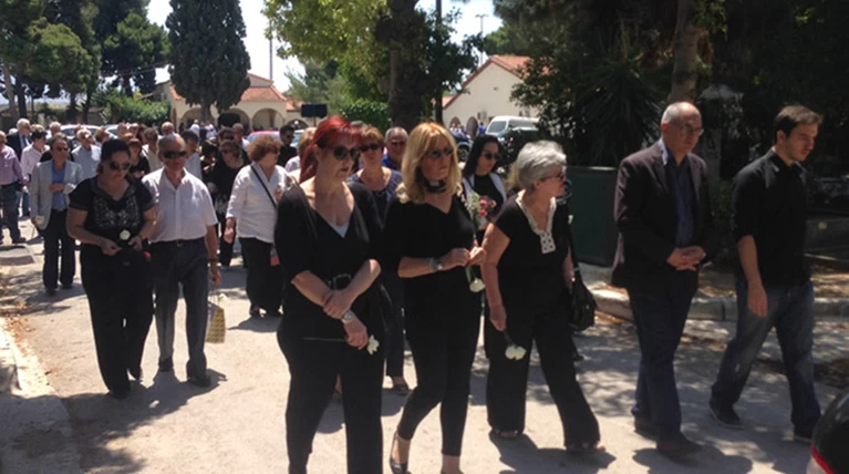 Ατελείωτα «γιατί» στην κηδεία της άτυχης Αγραφιώτου