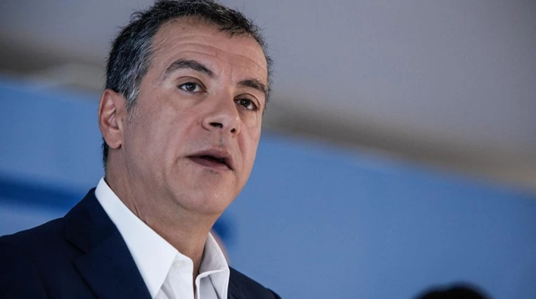 Θεοδωράκης: Εθνικό κεφάλαιο ο Κώστας Σημίτης