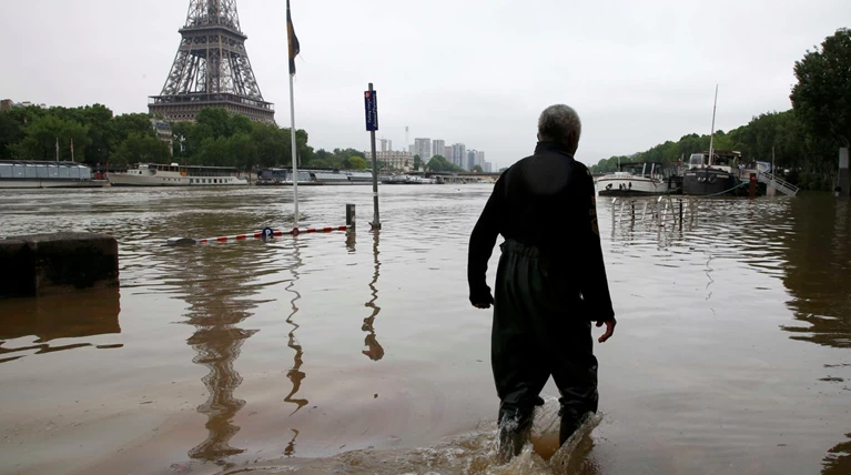Κλείνει το Λούβρο στο πλημμυρισμένο Παρίσι