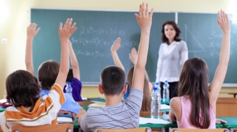 «Κόφτης» σε μαθήματα, διδακτικές ώρες και ύλη και τρίμηνα