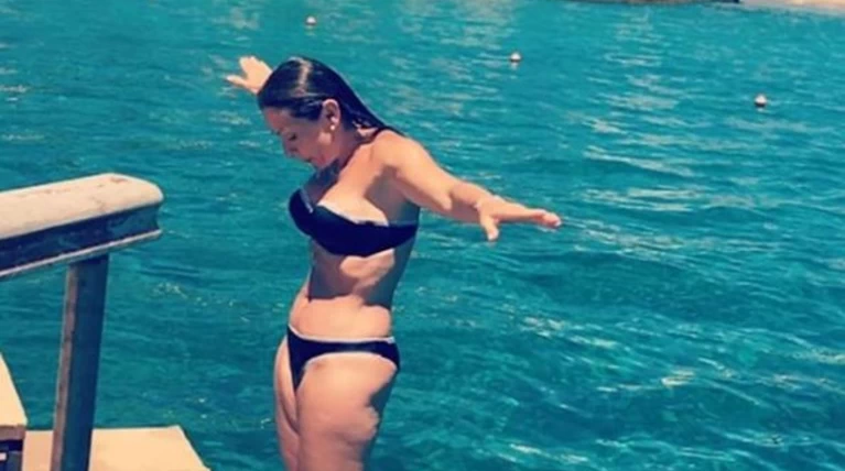 Ελληνίδα παρουσιάστρια ανεβάζει αρετουσάριστο βίντεο με μαγιό