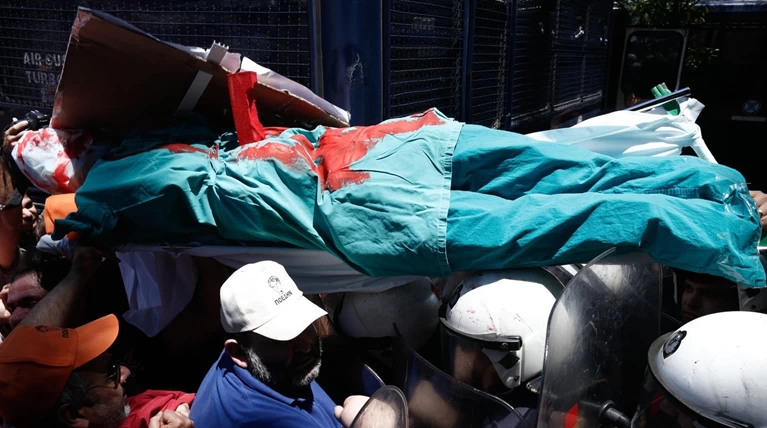 Επεισόδια & ένταση με τα ΜΑΤ σε πορεία εργαζομένων στην Υγεία στο κέντρο