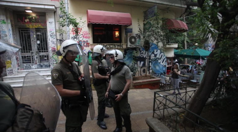 Με δύο όπλα και χαριστική βολή η εκτέλεση στα Εξάρχεια