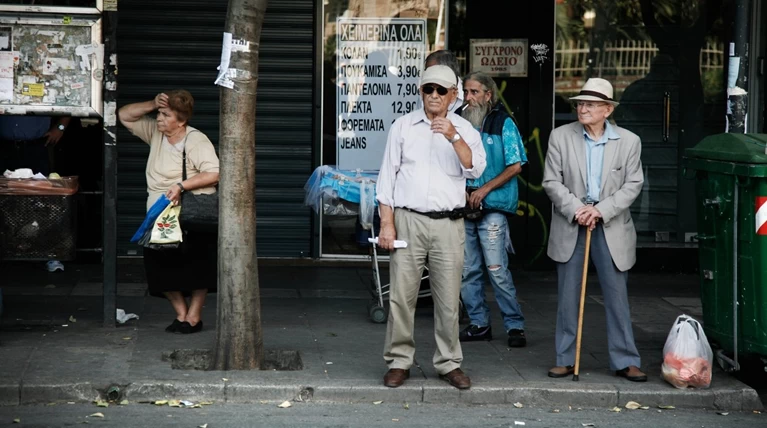 Έρχεται «κόφτης» και στις συντάξεις κάτω των 1.300 ευρώ