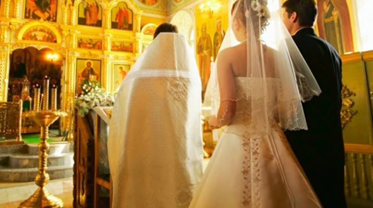 Παπάς πλάκωσε στο ξύλο τον κουμπάρο την ώρα του γάμου