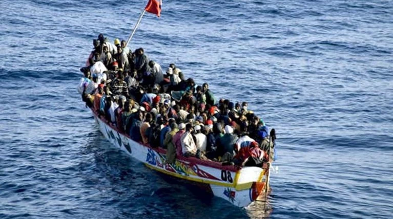 Προς Ιταλία πλέει το σκάφος με τους 200 πρόσφυγες ανοιχτά της Γαύδου