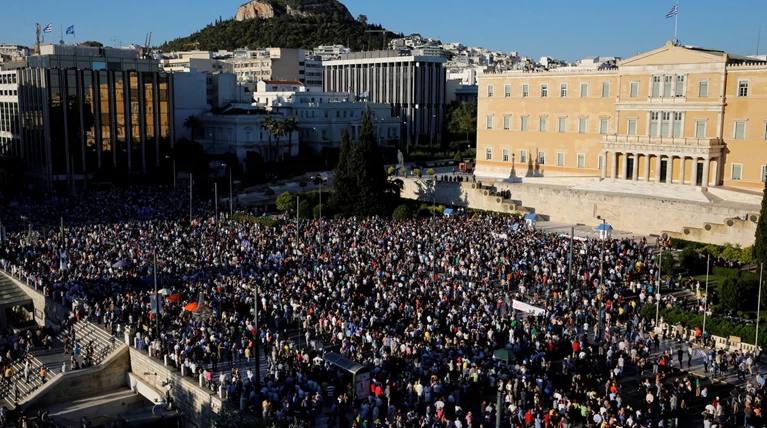 Πλήθος κόσμου στο Σύνταγμα και τη Θεσσαλονίκη για το «Παραιτηθείτε»