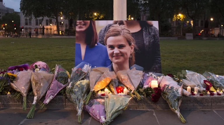 Σοκ και θλίψη στη Βρετανία για την δολοφονία της Τζο Κοξ