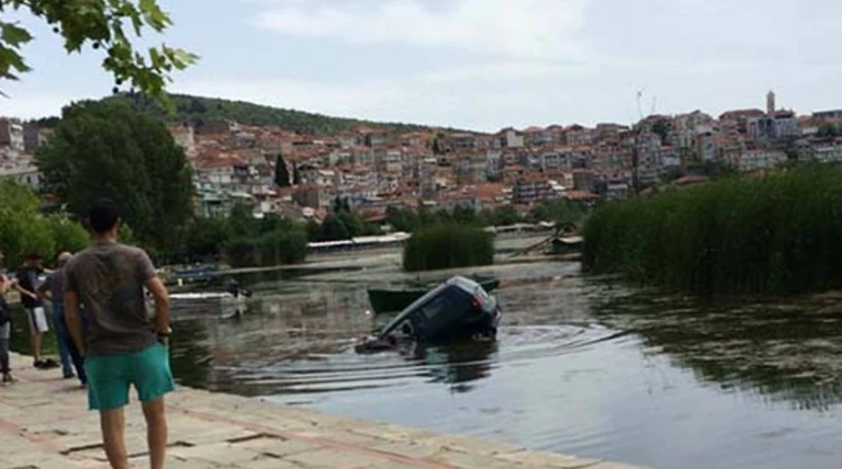 «Πάρκαρε» μέσα στη λίμνη της Καστοριάς! - ΦΩΤΟ