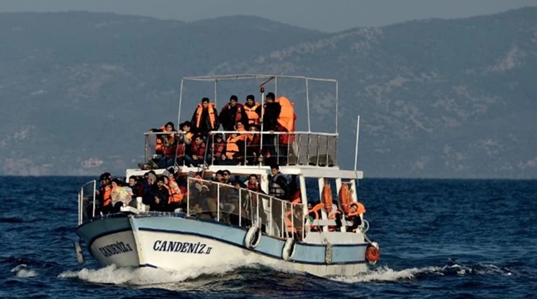 Ξύλινη βάρκα με 40 πρόσφυγες έφτασε μέχρι τις Κυκλάδες