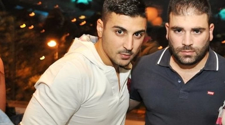Συγκινεί ο αδελφός του Παντελίδη λίγο πριν πάρει το βραβείο στα Mad Awards