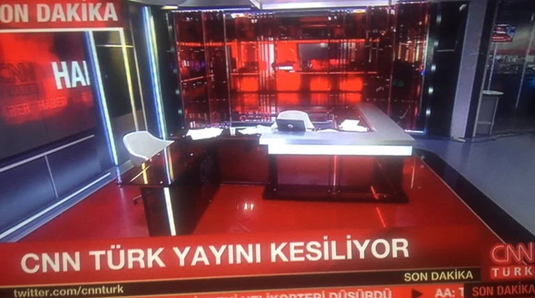 Εισβολή στρατιωτών στο CNN Turk - Εκρήξεις στην Αγκυρα