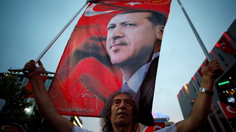 Η τουρκική κυβέρνηση ανακαλεί διαβατήρια 10.866 ανθρώπων