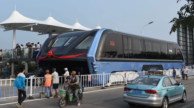 Στους δρόμους το "υπερυψωμένο λεωφορείο" της Κίνας - ΒΙΝΤΕΟ