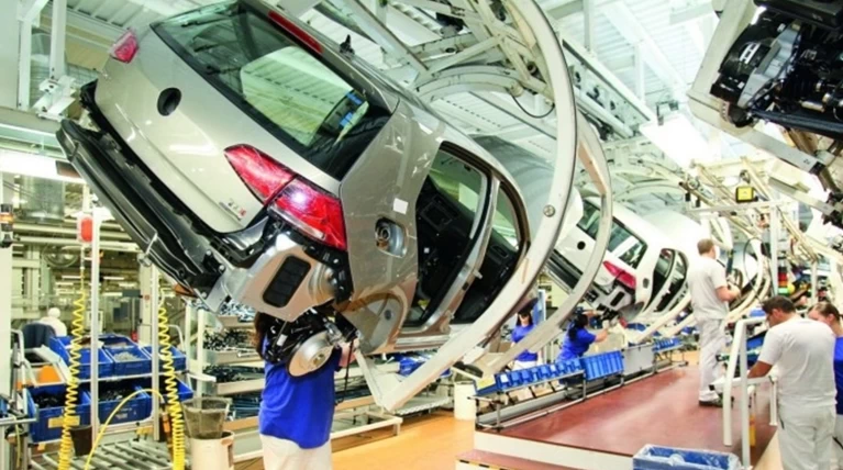 Σοκ στη Γερμανία: Σταματάει η παραγωγή του VW Golf