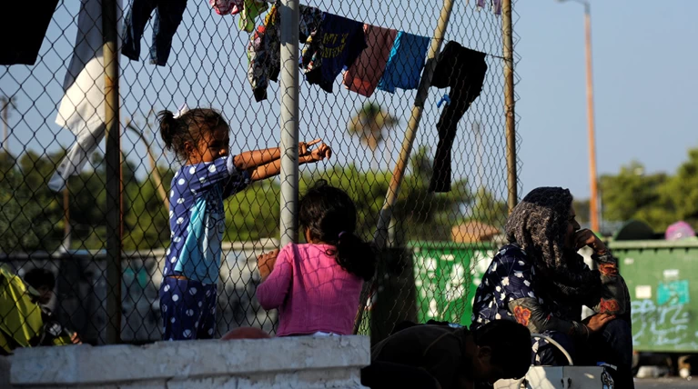 Guardian: Ομηροι της Μαφίας οι πρόσφυγες στα κέντρα κράτησης