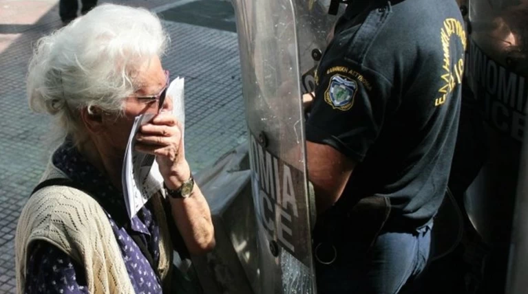 Ψέκασαν μέχρι και 84χρονη ηρωίδα της Εθνικής Αντίστασης