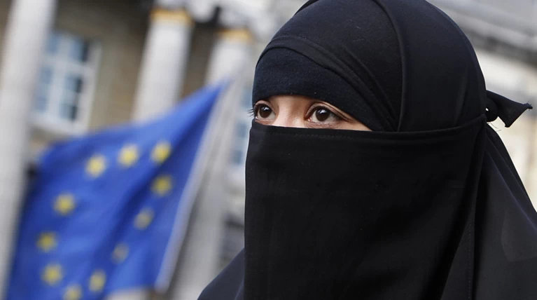 Μαχαίρωσε τη γυναίκα του γιατί δεν φόρεσε μπούρκα
