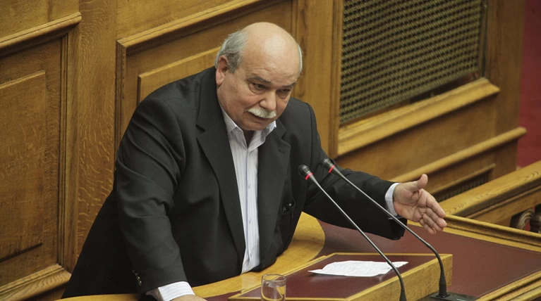 O Βούτσης ζητά αρραγές μέτωπο αλλά πυροβολεί τα κόμματα