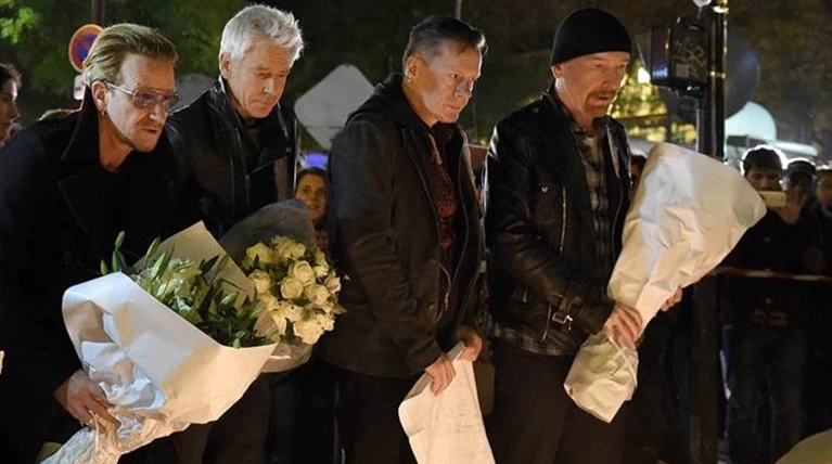 Οι U2 στη σκηνή μαζί με το «συγκρότημα του Μπατακλάν»