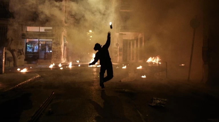 Συνέλαβαν 13χρονα για τον «κλεφτοπόλεμο» στα Εξάρχεια