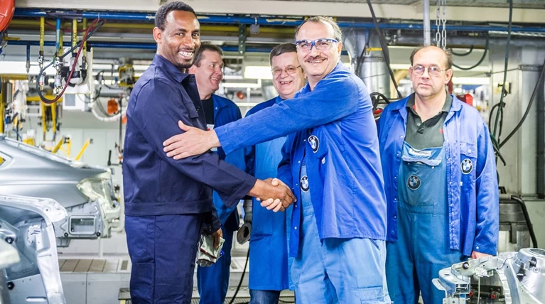 BMW: Υποστηρίζει 500 πρόσφυγες με κοινωνική και επαγγελματική ένταξη