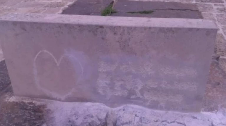 Βάρβαροι βεβήλωσαν τον τάφο του Νίκου Καζαντζάκη