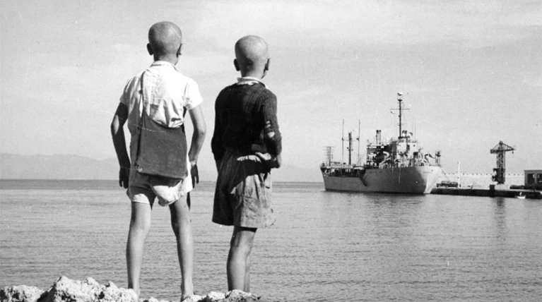 Ποια είναι αυτά τα αγόρια στο λιμάνι της Ρόδου το 1952;