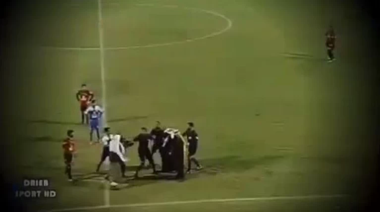 Εξαλλος σεϊχης δέρνει διαιτητή σε γήπεδο στο Κουβέιτ video