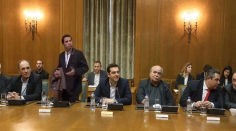 Tα επικά GIF του μπερδεμένου Τραβόλτα έχουν κατακλύσει το internet