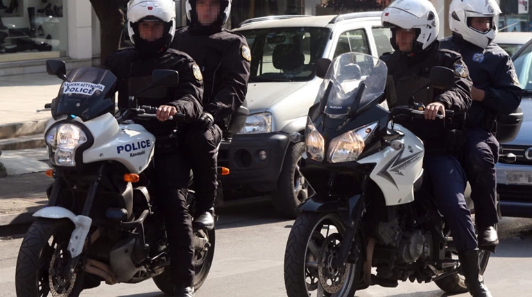 Συνεργάτης βουλευτή υπό μέθη παραβίασε κόκκινο και τράκαρε μοτό της ΔΙΑΣ