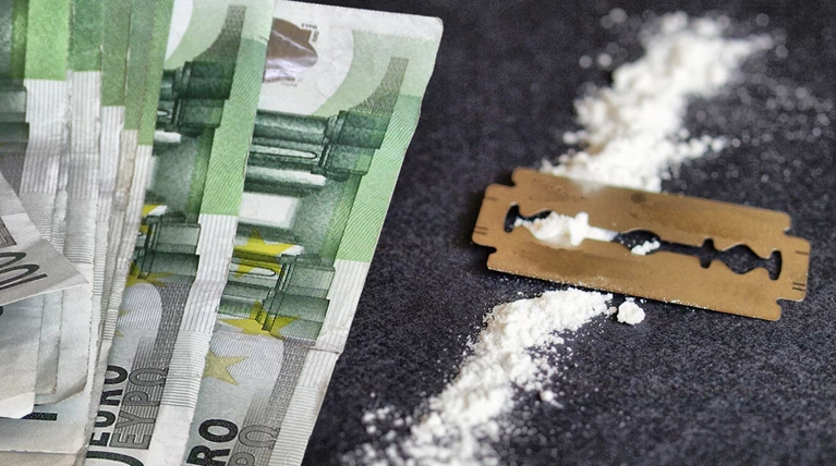 Παραμυθιάζει την «υψηλή κοινωνία» και πουλάει κοκαΐνη