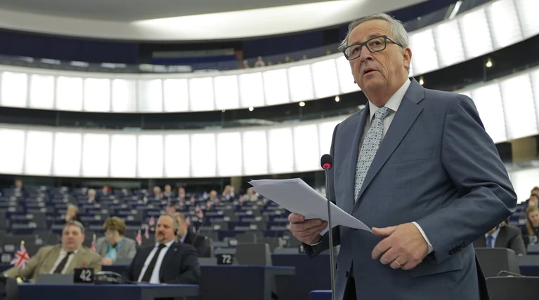 Γιούνκερ σε Αθήνα: Πρέπει να κάνετε πολλά ακόμα για το προσφυγικό