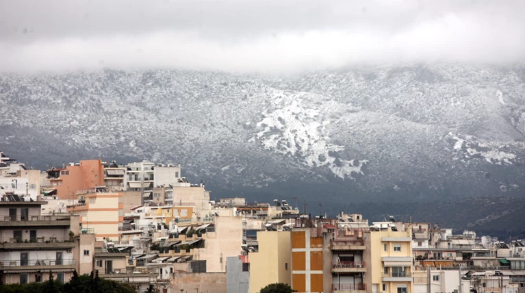 Ραγδαία επιδείνωση του καιρού με χιόνια στην Πάρνηθα