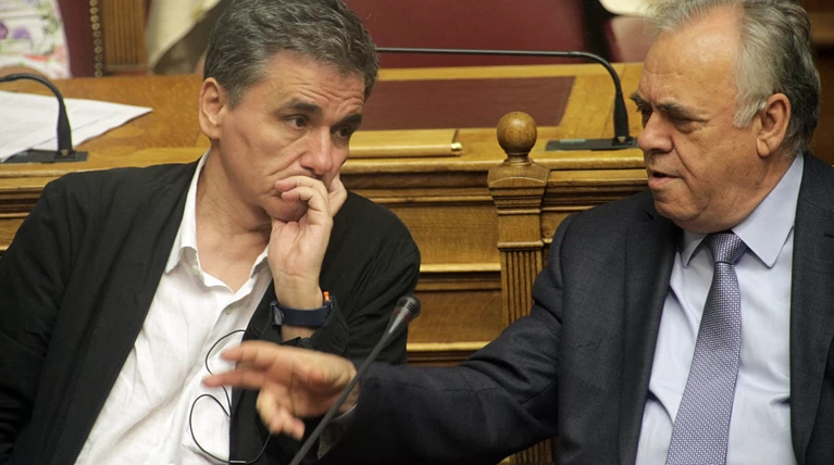 Η κυβέρνηση απέσυρε άρον-άρον το «παράλληλο πρόγραμμα»