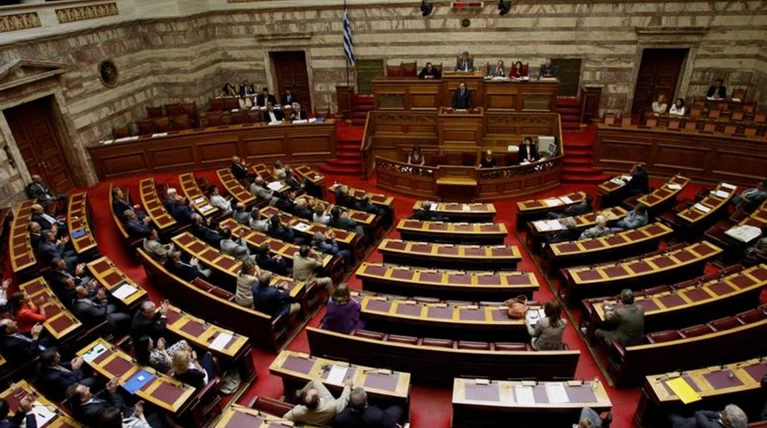 Ομοβροντία από την αντιπολίτευση για την απόσυρση του ν/σ