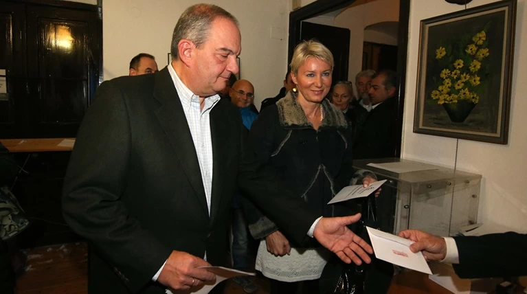 Ο Καραμανλής με την Νατάσα στην κάλπη της ΝΔ