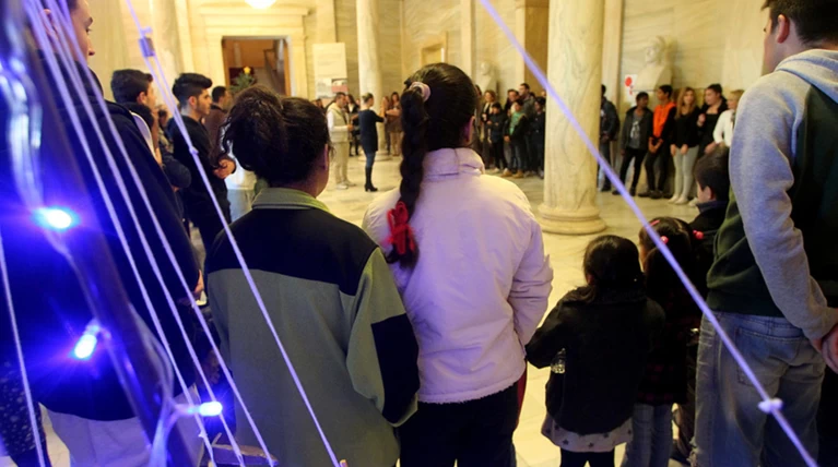 Στέγη χαράς η Βουλή για ασυνόδευτα παιδιά προσφύγων