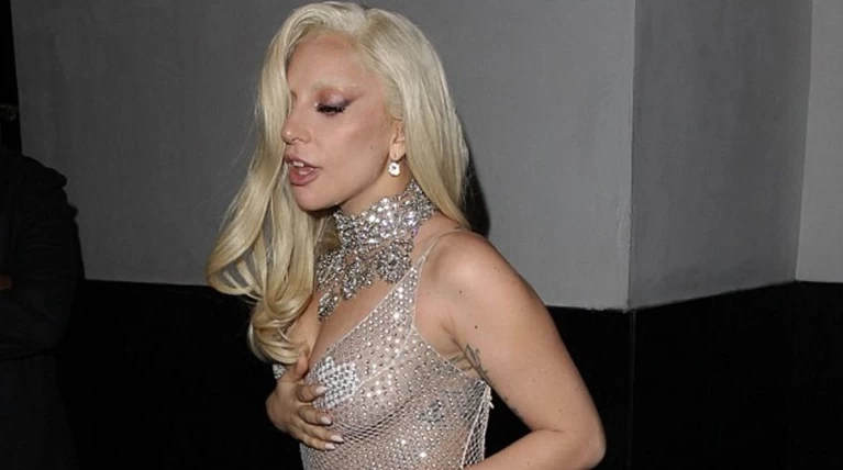 Η Gaga βγήκε γυμνή στον δρόμο με διάφανο φόρεμα και μετά κρυβόταν...