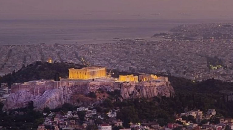 Υμνοι της Daily Mail: Η Αθήνα το μεγαλύτερο πανεπιστήμιο του κόσμου