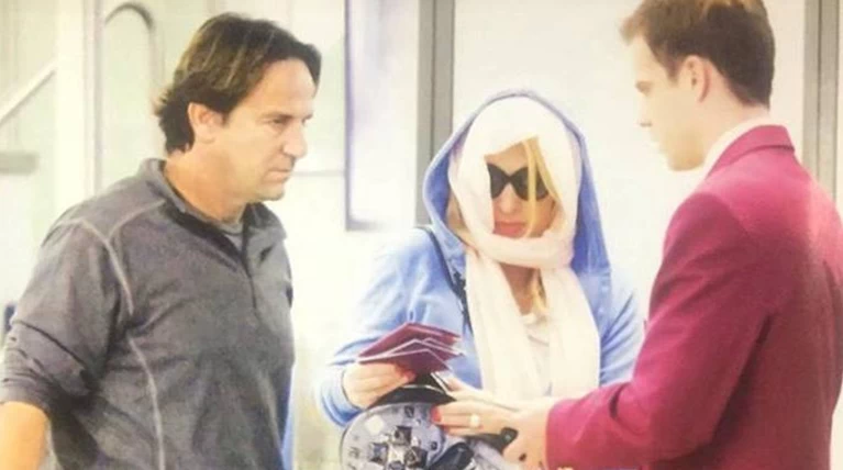 Με μαντίλα και γυαλιά έφυγε για Μαλδίβες η Μενεγάκη!