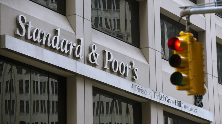 Εκθεση-σοκ από την S&P: Κίνδυνος χρεοκοπίας της Ελλάδας και το 2016