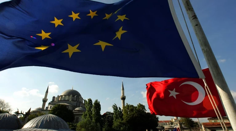 Deutsche Welle: Η ΕΕ κάνει «τα στραβά μάτια» στην Τουρκία