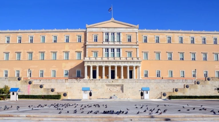 BBC:Μηδαμινά βήματα της Ελλάδας, δυναμίτης το ασφαλιστικό